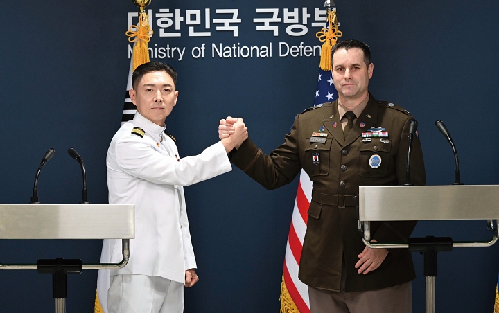 장도영 합동참모본부 공보실장(왼쪽)과 라이언 도날드 주한미군사령부 공보실장이 8월 10일 서울 용산구 국방부 브리핑룸에서 열린 ‘2026 UFS 연습 한미 공동브리핑’에서 악수하고 있다. 사진 뉴시스