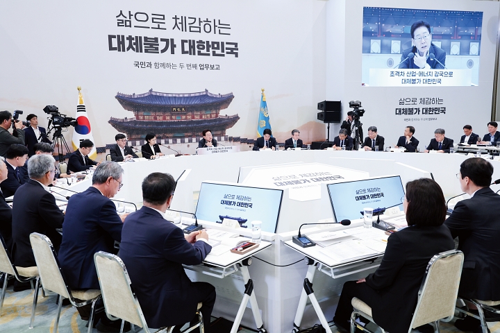 이재명 대통령이 8월 4일 청와대 영빈관에서 열린 산업부, 지재처, 기후부, 원안위 등에 대한 부처 업무보고에서 발언하고 있다. 사진 청와대