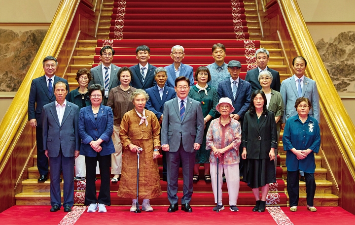 이재명 대통령이 8월 5일 청와대에서 열린 전국민족민주유가족협의회 오찬 간담회를 마치고 유가협 회원들과 기념촬영을 하고 있다. 사진 청와대