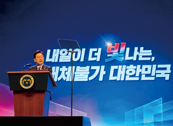이재명 대통령이 8월 15일 서울 종로구 세종문화회관에서 열린 제81주년 광복절 경축식에서 경축사를 하고 있다. 사진 청와대