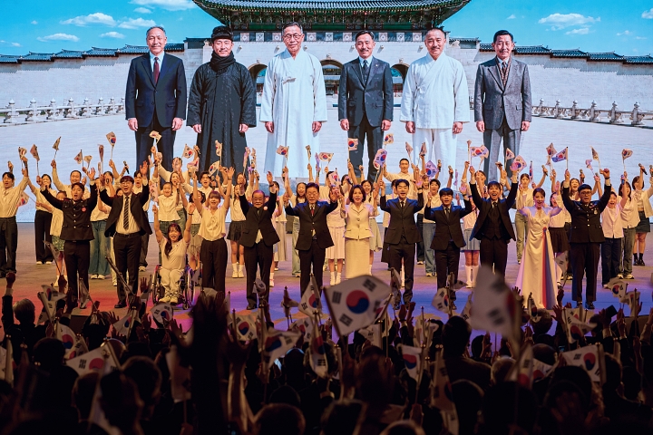 이재명 대통령과 김혜경 여사가 제81주년 광복절 경축식에서 독립유공자 후손 등 국민과 함께 만세삼창을 하고 있다. 무대 LED 화면에 선열의 모습을 생성형 AI로 구현한 영상이 흐르고 있다. 사진 청와대