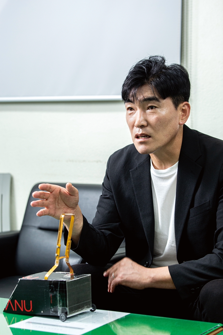 오창택 대구 달서구청 환경공무직 노조 지부장이 커피 종이박스로 만든 쓰레받기 모형을 들어 보이며 아이디어를 구체화한 과정을 설명하고 있다. 사진 C영상미디어