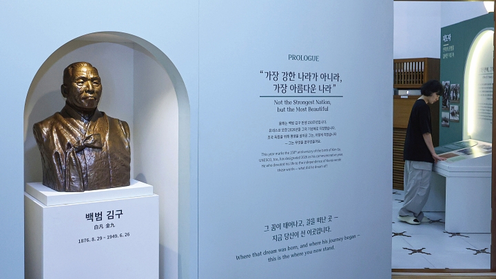 8월 4일 서울 종로구 경교장에서 열린 김구 탄생 150주년 기념 ‘백범 김구, 세계의 가치가 되다’ 특별전에서 관람객들이 전시를 관람하고 있다. 사진 뉴시스