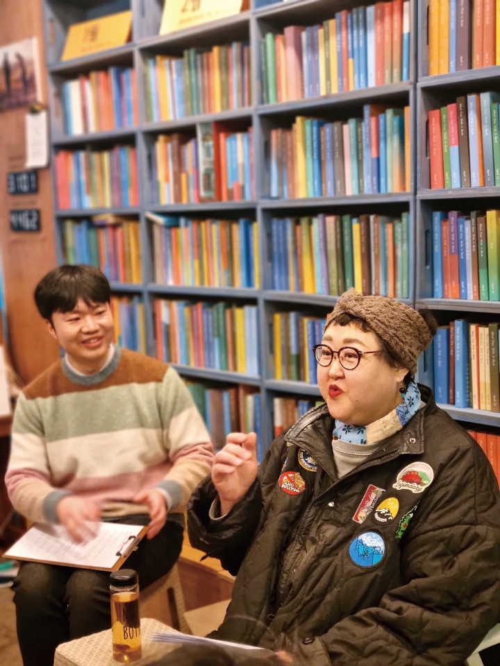 생일을 맞은 작가가 1일 책방지기가 되어 하루 종일 책방을 지키는 행사도 한다. 사진 이한별