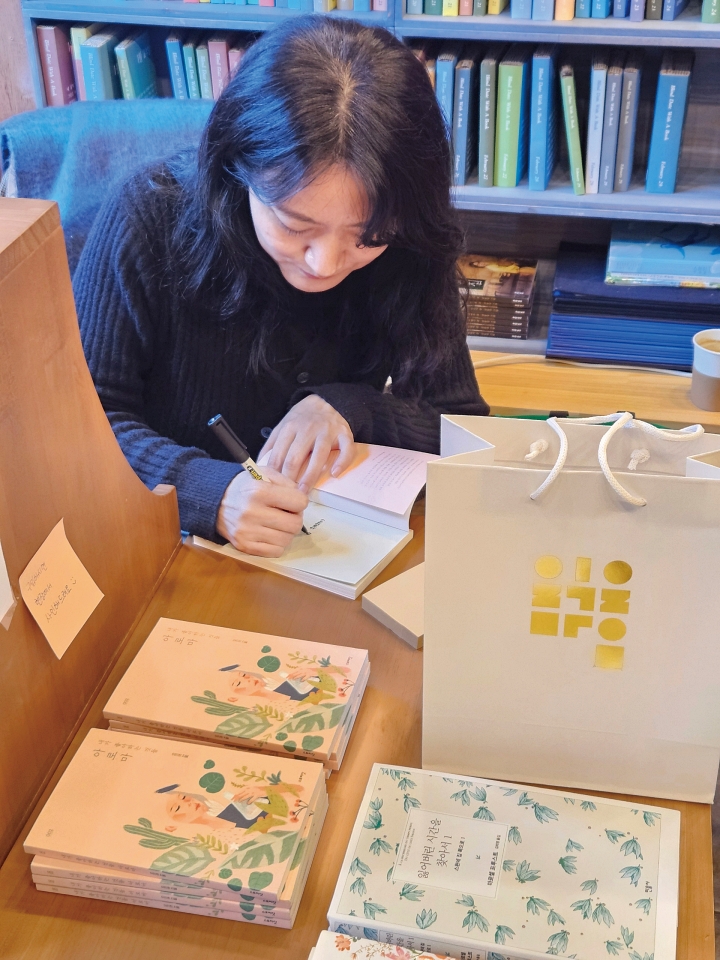 생일을 맞은 작가가 1일 책방지기가 되어 하루 종일 책방을 지키는 행사도 한다. 사진 이한별