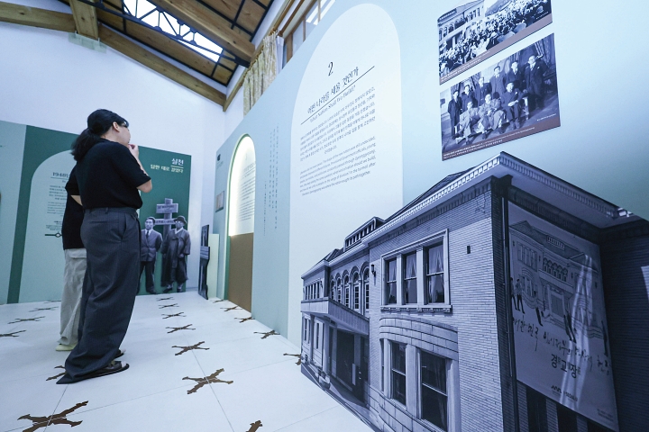 8월 4일 서울 종로구 경교장에서 열린 김구 탄생 150주년 기념 &lsquo;백범 김구, 세계의 가치가 되다&rsquo; 특별전에서 관람객들이 전시를 관람하고 있다. 사진 뉴시스