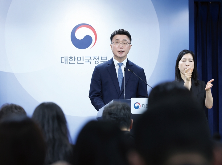 류제명 과학기술정보통신부 2차관이 8월 18일 정부서울청사에서 독자 AI 파운데이션 모델 프로젝트 2차 단계평가 결과를 발표하고 있다. 사진 뉴시스