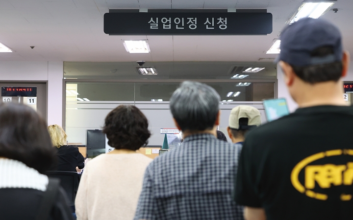 정부는 고용센터의 반복 행정업무를 AI에 맡기고 서비스 중심으로 전환하는 등 전국 고용센터 혁신에 나선다. 사진은 서울 마포구 서부고용복지플러스센터에서 시민들이 실업인정 신청을 위해 대기하는 모습. 사진 뉴시스