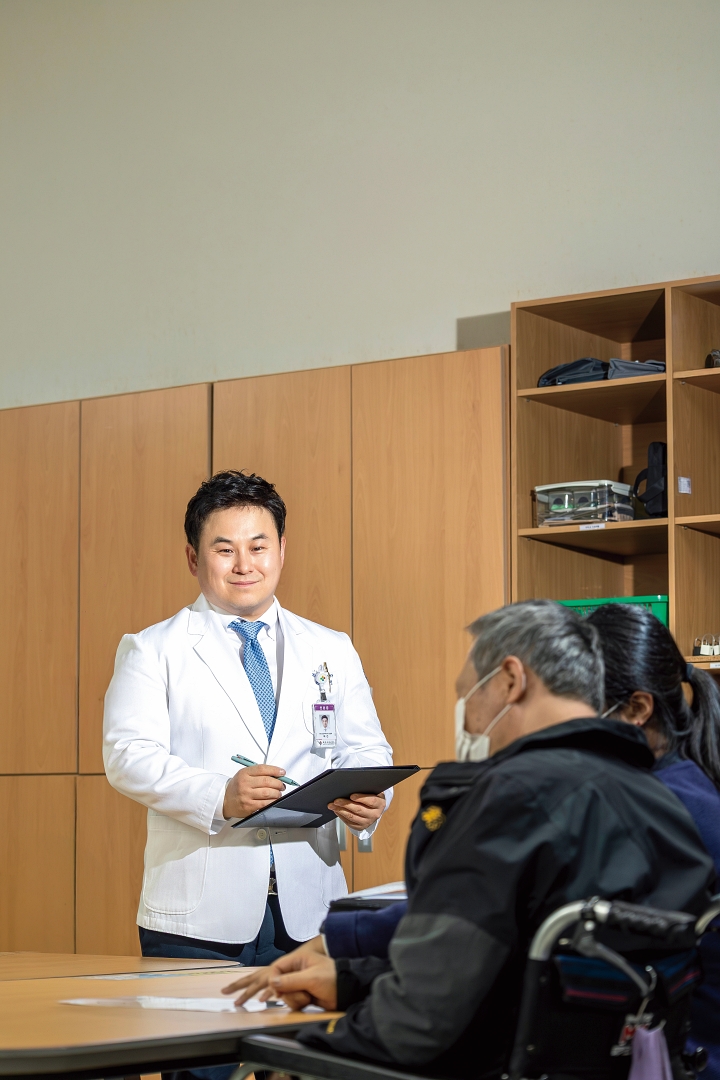허선 과장은 치료 방향을 설명하고 한두 달 간격으로 환자를 만나 식습관과 수면법 등 생활관리 상태도 점검한다. 사진 C영상미디어
