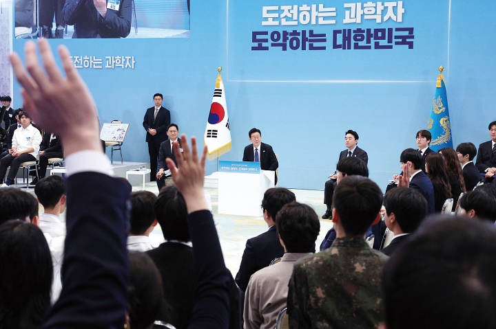 이재명 대통령이 2월 5일 청와대에서 열린 ‘미래 과학자와의 대화’ 행사에서 과학장학생·올림피아드 대표단의 질문을 받고 있다. 사진 뉴시스