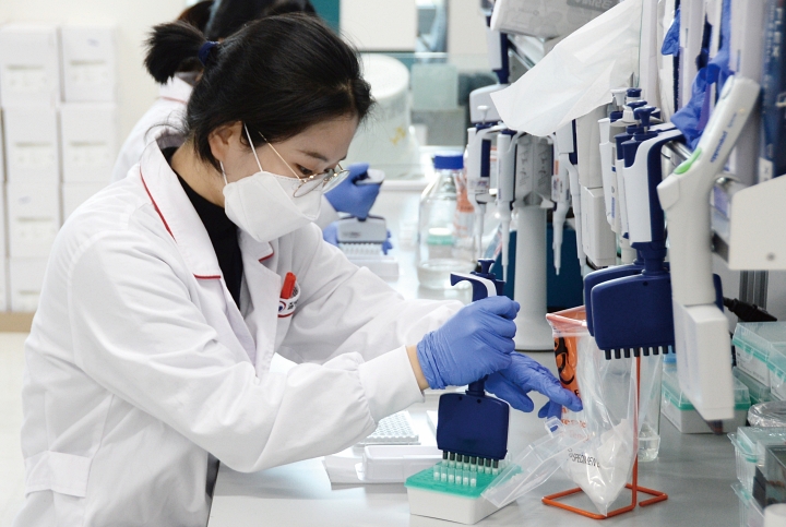 질병관리청 공공백신개발지원센터 실험실에서 코로나19 백신 임상시험과 관련한 업무를 하고 있다. 사진 뉴시스