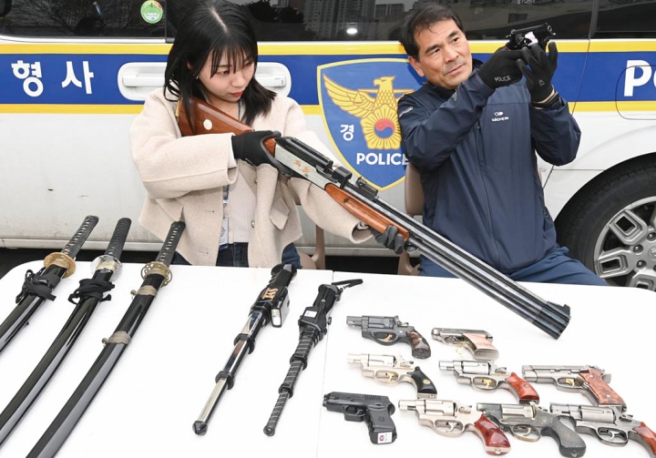 4월 1차 불법무기류 자진신고 기간에 경기 수원시 영통경찰서 범죄예방질서계 경찰관들이 총기류 등을 살펴보고 있다. 사진 뉴시스