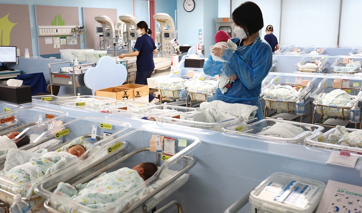 경기 고양시 CHA의과학대학교 일산차병원 신생아실에서 간호사가 신생아들을 돌보고 있다. 사진 뉴시스
