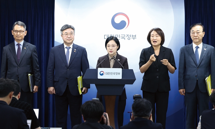한성숙 국무총리가 9월 3일 정부서울청사에서 행정&middot;공공기관 이전 및 공공기관 기능개혁 관련 기자회견을 하고 있다. 사진 뉴시스