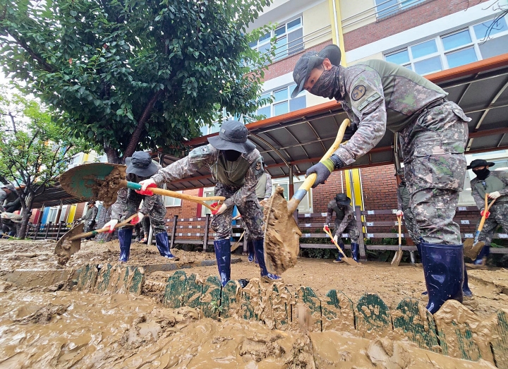 육군 제39보병사단 장병들이 8월 18일 경남 거제시 장평초등학교에서 토사와 잔해물을 제거하고 있다. 사진 육군