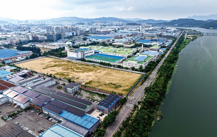 구미국가산업단지 일대. 삼성전자와 삼성SDS는 경북 구미에 휴머노이드 양산체계와 AI 데이터센터를 구축해 로봇 자동화 산업의 거점으로 육성할 계획이다. 사진 뉴시스