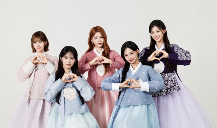 (왼쪽부터) 리센느 멤버 메이, 리브, 제나, 원이, 미나미가 추석을 맞아 독자들에게 인사를 전하고 있다. 사진 C영상미디어