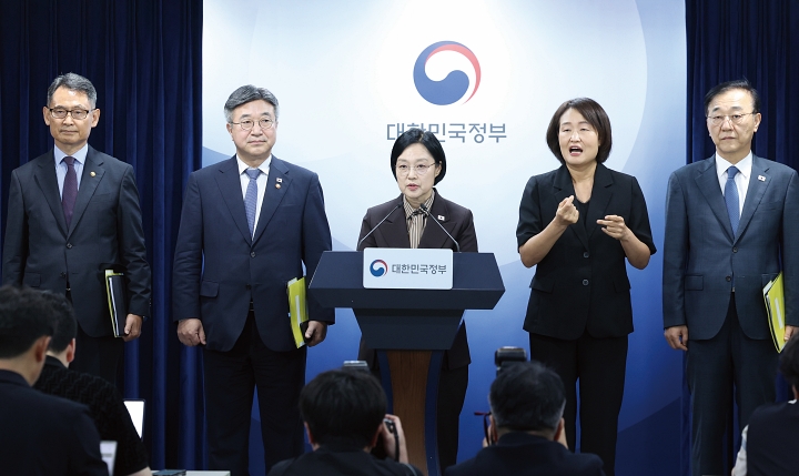 한성숙 국무총리를 비롯한 관계부처 장·차관이 9월 3일 정부서울청사에서 행정·공공기관 이전 및 공공기관 기능개혁 관련 기자회견을 하고 있다. 사진 뉴시스