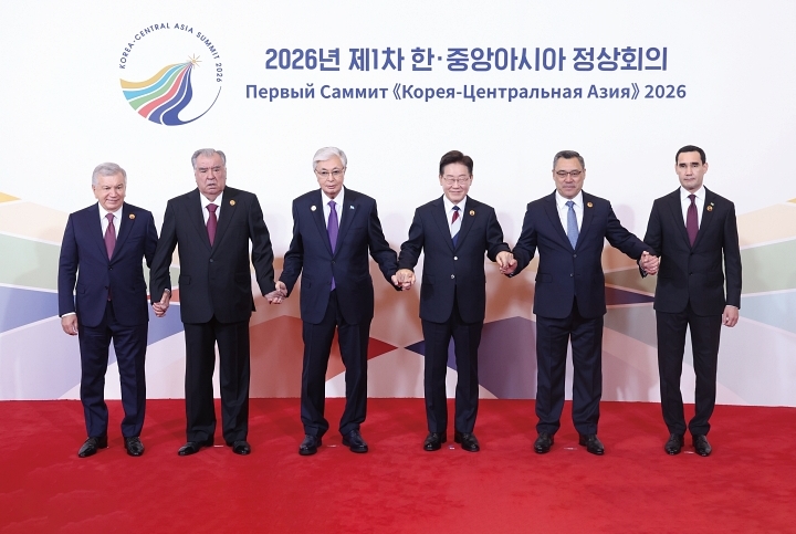 이재명 대통령이 9월 16일 서울 시내 한 호텔에서 열린 &lsquo;제1차 한&middot;중앙아시아 정상회의&rsquo;에서 참석 정상들과 기념촬영을 하고 있다. 왼쪽부터 샤브카트 미르지요예프 우즈베키스탄 대통령, 에모말리 라흐몬 타지키스탄 대통령, 카슴-조마르트 토카예프 카자흐스탄 대통령, 이 대통령, 사디르 자파로프 키르기스스탄 대통령, 세르다르 베르디무하메도프 투르크메니스탄 대통령. 사진 청와대