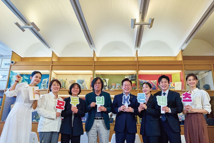 이재명 대통령이 9월 7일(현지시간) 프랑스 생폴드방스 마그재단에서 열린 &lsquo;뤼미에르 서밋&rsquo; 영화인과의 대화에서 참석자들과 기념촬영을 하고 있다. 사진 청와대