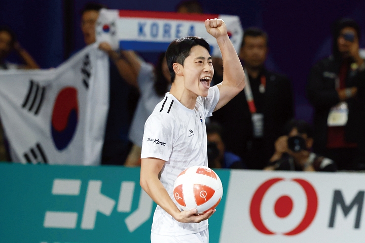 이준석은 처음 정식 종목이 된 테크볼 남자 단식에서 금메달을 따냈다.