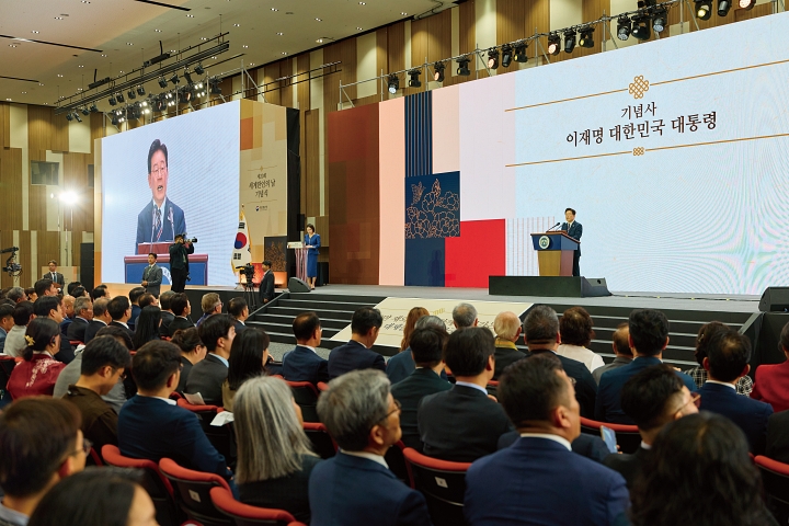 이재명 대통령이 9월 28일 인천 송도컨벤시아에서 열린 &lsquo;제20회 세계한인의 날 기념식&rsquo;에서 기념사를 하고 있다. 사진 청와대