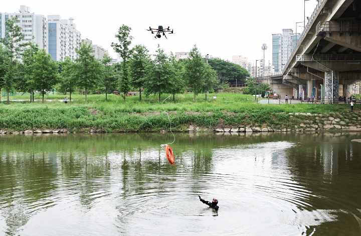 &lsquo;2026 여름철 풍수해 대응장비 시연회&rsquo;에서 소방 드론이 익수자에게 구조 튜브를 전달하는 모습. 2027년 예산안에는 해안 드론&middot;구조장비를 확충하는 내용이 담겼다. 사진 뉴시스