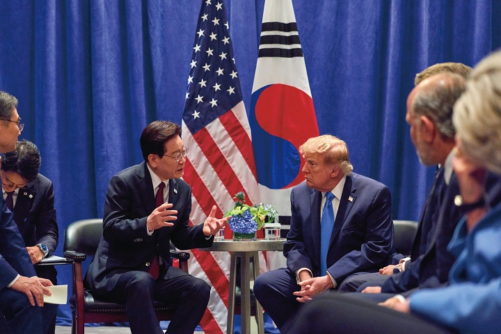 유엔총회 참석차 미국 뉴욕을 방문한 이재명 대통령이 9월 22일(현지시간) 도널드 트럼프 미국 대통령과 정상회담을 하고 있다. 사진 청와대