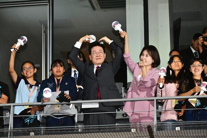 이재명 대통령과 김혜경 여사가 9월 24일(현지시간) 멕시코 멕시코시티의 한 호텔에서 열린 동포 간담회에서 화동에게 꽃다발을 받고 있다. 사진 청와대