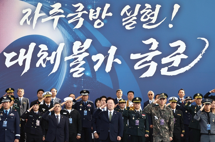 이재명 대통령이 10월 1일 충남 계룡대 활주로에서 열린 &lsquo;제78회 국군의 날 기념식&rsquo;에서 기념사를 마치고 거수경례를 하고 있다. 사진 청와대