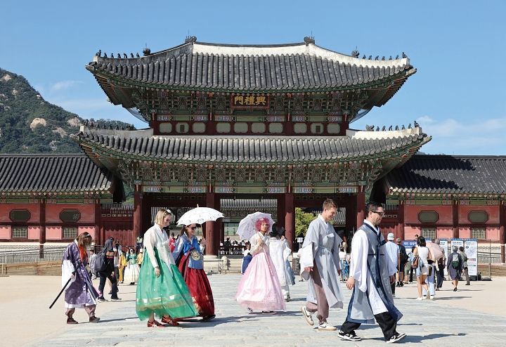 추석 연휴 기간 외국인 관광객들이 한복을 입고 서울 경복궁 등 고궁 관광에 나서고 있다. 사진 뉴시스