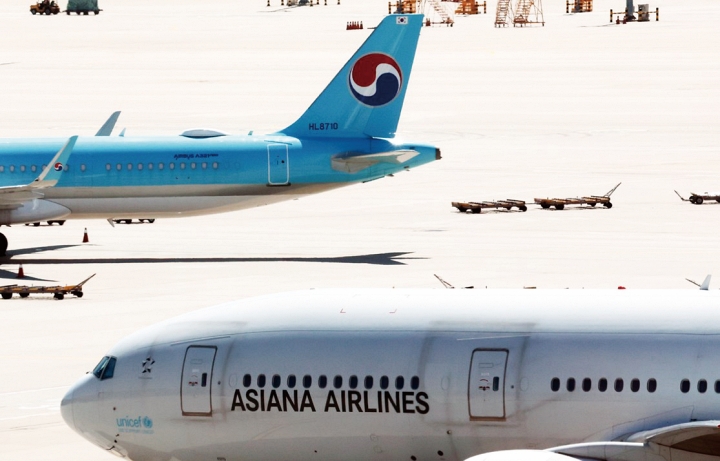 8월 12일 인천국제공항 제2여객터미널 활주로에 대한항공과 아시아나항공 비행기가 이동하고 있다. 사진 뉴시스