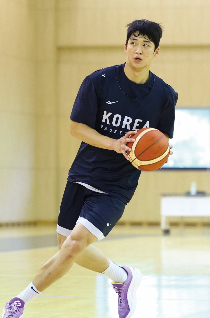 아시안게임 남자농구 국가대표팀 여준석이 9월 3일 충북 진천국가대표선수촌에서 열린 미디어데이에서 공개훈련을 하고 있다.