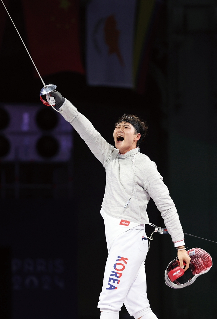 오상욱이 2024년 7월 31일(현지시간) 2024 파리올림픽 펜싱 남자 사브르 단체 결승 헝가리와의 경기에서 승리한 직후 기쁨을 만끽하고 있다. 사진 뉴시스