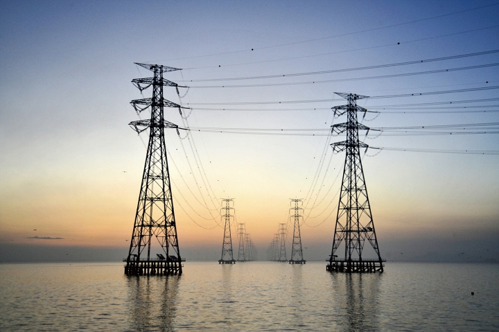 안산 시화호에 설치된 345kV 신시흥~영흥 송전선로 철탑. 사진 안산시