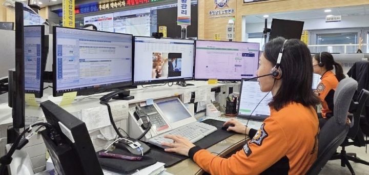 충남소방본부 119종합상황실 최진주 소방교가 8월 23일 영상통화로 심폐소생술을 지도하고 있다. 사진 충남소방본부