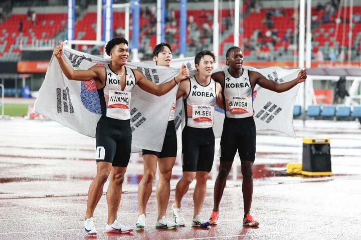 육상 남자 400m 계주 결승에서 동메달을 차지한 (왼쪽부터) 나마디 조엘진, 이재성, 서민준, 비웨사 다니엘 가사마가 세리머니를 선보이고 있다.
