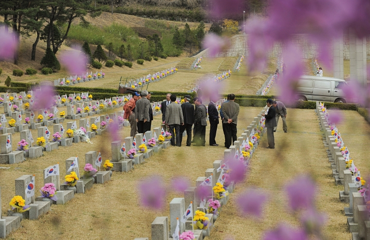 2구간 순례길은 국립 4·19민주묘지를 휘돌아 지난다. 전경을 바라볼 수 있는 전망대도 있다. 사진 조선일보DB