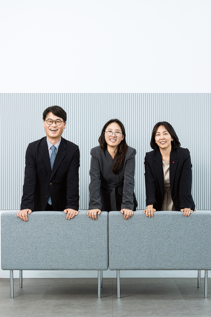 경기 이천시 하이로컬이천센터에 모인 함께만드는세상 안준상 사무국장, 스텝업 최한나 대표, 경기 사회복지공동모금회 사회공헌팀 최선정 대리. 사진 C영상미디어 6