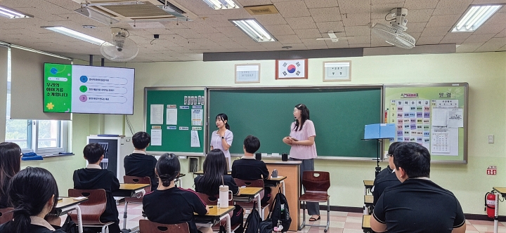 오정현&middot;지현 자매는 장애인식개선 전문강사로 활동하며 300회 이상의 강연을 펼쳤다. 사진 오정현