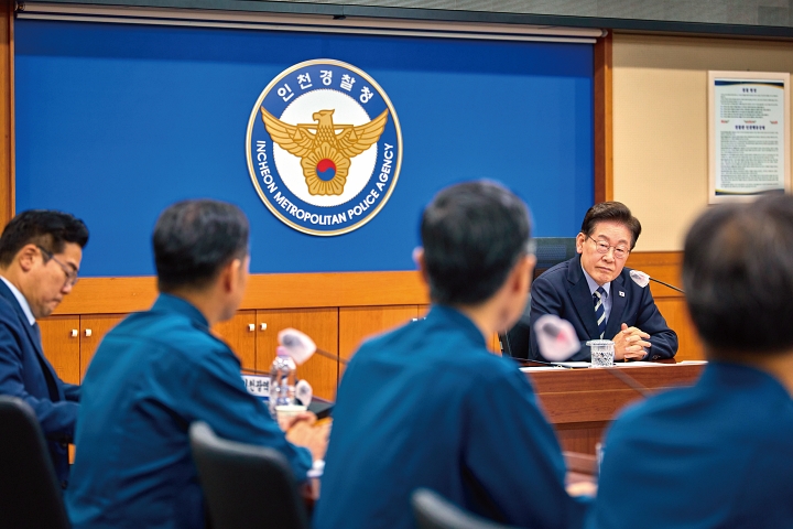 이재명 대통령이 10월 13일 인천경찰청을 방문해 이날 발생한 인천 대형마트 흉기난동 사건의 경위와 수사 상황을 보고받고 있다. 사진 청와대