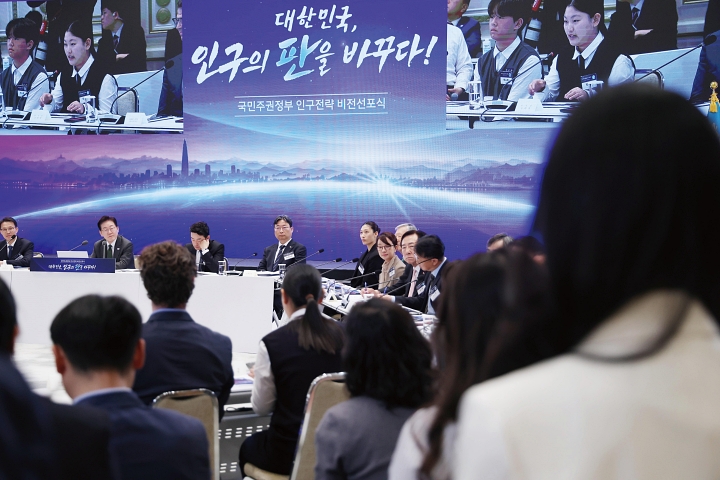 10월 14일 청와대 영빈관에서 이재명 대통령과 각계 대표가 참석한 가운데 ‘국민주권정부 인구전략 비전선포식’이 열렸다. 사진 뉴시스