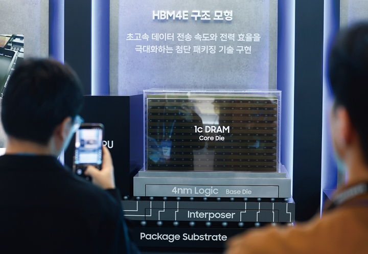 10월 14일 서울 강남구 코엑스에서 열린 제28회 반도체대전(SEDEX 2026)에서 관람객들이 삼성전자 부스를 둘러보고 있다. 사진 뉴시스