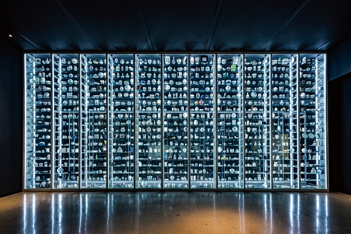 양구백자박물관의 대표 전시 &lsquo;양구 백토, 천 개의 빛이 되다&rsquo;. 양구 백토로 빚은 1000여점의 작품이 유리벽을 가득 채우고 있다. 사진 유운상