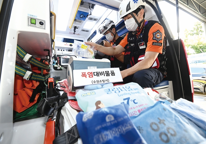 8월 7일 경기 수원시 장안구 수원소방서 정자119안전센터 대원들이 출동 태세를 갖추고 있다. 사진 뉴시스