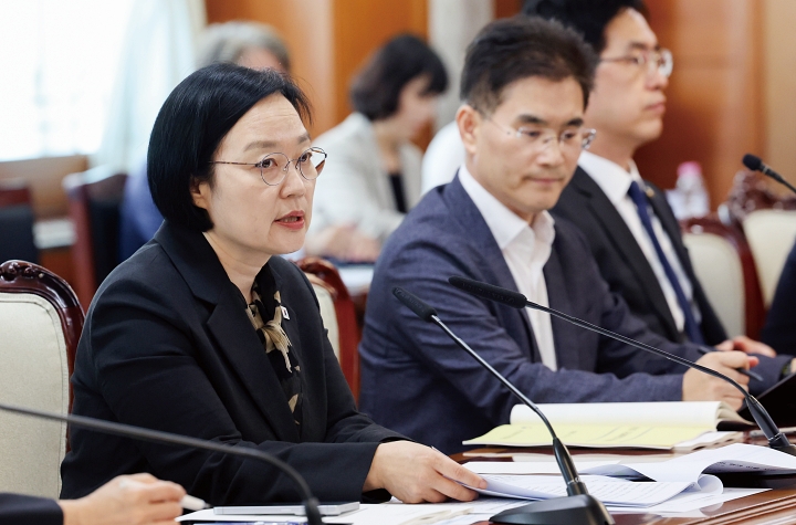 한성숙 국무총리가 10월 12일 정부서울청사에서 제11차 자살예방정책위원회 위촉식 및 회의를 주재하고 있다. 사진 뉴시스