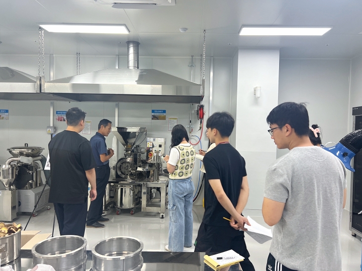전북특별자치도 익산시 한국식품산업클러스터진흥원 시제품 제작실에서 교육 참여자들이 장비에 대한 설명을 듣고 있다. 사진 한국식품산업클러스터진흥원