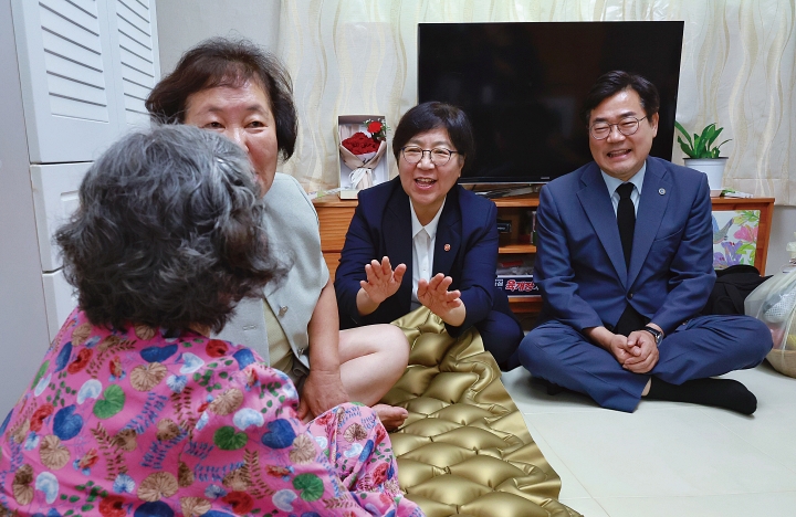정은경 보건복지부 장관이 8월 5일 통합돌봄 제도 시행 100일간의 추진 상황을 점검하기 위해 인천 부평구의 통합돌봄 대상자 가구를 방문해 대화하고 있다. 사진 보건복지부