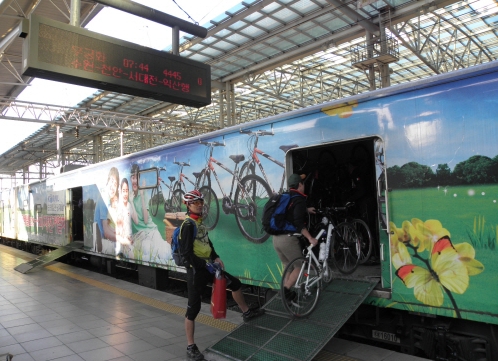 올해 9월 문화체육관광부와 한국관광공사, 코레일관광개발은 자전거를 싣고 여행할 수 있는 자전거열차를 도입해 두달동안 시범운행했다. 열차와 자전거는 이탄화발생을 줄이면서 여행의 묘미를 살릴 수 있는 매력적인 수단이다.