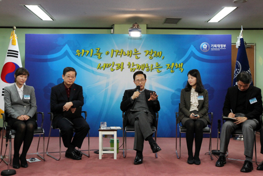 이명박 대통령이 3일 경기 과천시 정부과천청사에서 열린 2012년 기획재정부 업무보고에서 마무리 발언을 하고 있다. (사진=청와대)